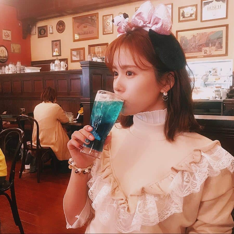 原望奈美さんのインスタグラム写真 - (原望奈美Instagram)「#usj 🌏 #finnegans ﻿ ﻿ ﻿ ちょっと前の #usjpicture 📸﻿ 初めて行った #ユニバ の中にある飲食店「FINNEGAN'S」﻿ ﻿ #ユニバーサルスタジオジャパンハイボール 🍻﻿ #ビール と #ハイボール が入っていて、 色は地球儀をイメージしてるみたいです😋﻿ 不安だったけど普通にめっちゃおいしかった♡♡﻿ ﻿ ﻿ 他にもインスタでよく見る #緑ビール とかもあった！﻿ 今度行ったら飲んでみたいな🌟﻿ ﻿ お酒好きな人には是非〜！﻿ ﻿ ﻿ ﻿ * * * #フィネガンズバー #ユニバ写真 #お酒好き #酒好き女子 #お酒 #usjコーデ #bar #ootd #休日の過ごし方 #スヌーピー好き #snoopy  #fashion #私服 #春服 #春コーデ #デートコーデ #패션위크 #휴가스타그램 #유니버셜스튜디오재팬 #얼스타그램 #봄옷 #잘자」3月28日 0時41分 - vo_nozomi