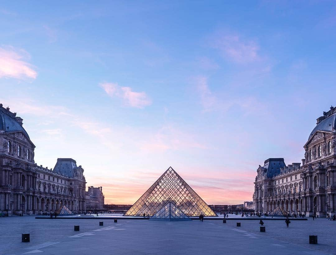 ルーブル美術館さんのインスタグラム写真 - (ルーブル美術館Instagram)「. 🇫🇷Nous fêtons cette semaine les 30 ans de la Pyramide, l’occasion de revenir, dans notre chronique #HistoireduLouvre du mercredi, sur l’histoire de cette déroutante pièce architecturale. _ 🕰Inaugurée en 1989, année du bicentenaire de la Révolution française, en présence de François Mitterrand, cette entrée monumentale est devenue le symbole du Musée du Louvre. Simplicité, technologie de pointe et optimisation de l’accueil des publics se sont retrouvées au cœur du projet de l'architecte Ieoh Ming Pei. _ ✍️Haute de près de 22 mètres sur une base de 35 mètres, la pyramide compte près de huit cents losanges et triangles de verre spécialement conçus par @saintgobaingroup pour offrir une transparence optimale. C'est elle qui permet aujourd'hui d'admirer les façades de la cour Napoléon depuis le hall situé au centre du musée. _ 🧐Ne manquez pas les festivités autour des #30ansPyramide ! Plus d’informations dans la bio. ________ 🌎This week we celebrate the 30th anniversary of the Pyramid, an opportunity for us to talk, in our chronicle #HistoireduLouvre, about the history of this architectural piece. _ 🕰Inaugurated in 1989, the year of the bicentenary of the French Revolution, in the presence of François Mitterrand, this monumental entrance has become the symbol of the Louvre Museum. Simplicity, high technology and optimised public reception were the keys of architect Ieoh Ming Pei's project. _ ✍️The Pyramid stands almost 22 meters high on a base 30 meters wide. It is made up of nearly eight hundred diamond- and triangle-shaped glass panes especially designed by Saint-Gobain to offer an ideal transparency. Thanks to this, visitors can today admire the façades of the Cour Napoléon from the hall located in the center of this vast museum. _ 🧐Follow our events with the #30ansPyramide _ 📷Musée du Louvre /©️Olivier Ouadah /©️Nicolas Guiraud /©️I-M Pei . . #Louvre #MuseeduLouvre #LouvreMuseum」3月28日 0時41分 - museelouvre