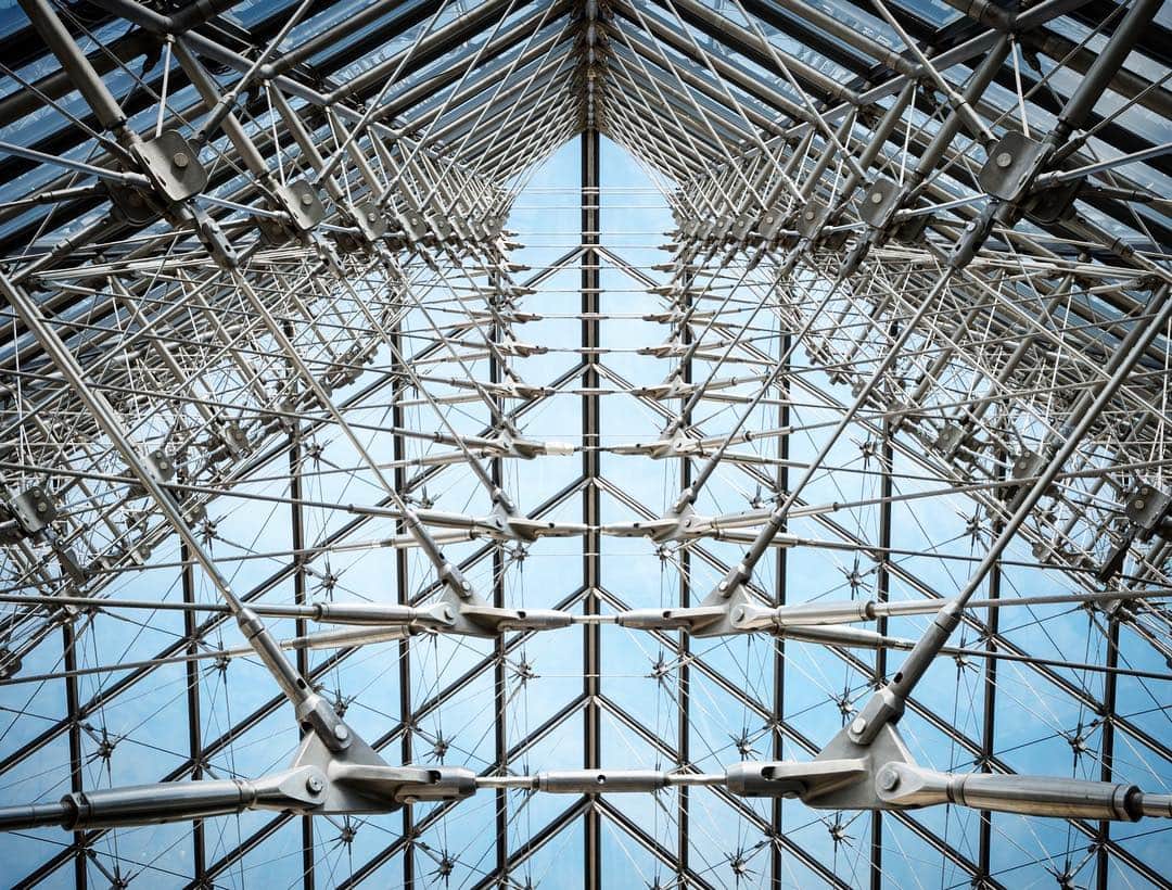 のインスタグラム：「. 🇫🇷Nous fêtons cette semaine les 30 ans de la Pyramide, l’occasion de revenir, dans notre chronique #HistoireduLouvre du mercredi, sur l’histoire de cette déroutante pièce architecturale. _ 🕰Inaugurée en 1989, année du bicentenaire de la Révolution française, en présence de François Mitterrand, cette entrée monumentale est devenue le symbole du Musée du Louvre. Simplicité, technologie de pointe et optimisation de l’accueil des publics se sont retrouvées au cœur du projet de l'architecte Ieoh Ming Pei. _ ✍️Haute de près de 22 mètres sur une base de 35 mètres, la pyramide compte près de huit cents losanges et triangles de verre spécialement conçus par @saintgobaingroup pour offrir une transparence optimale. C'est elle qui permet aujourd'hui d'admirer les façades de la cour Napoléon depuis le hall situé au centre du musée. _ 🧐Ne manquez pas les festivités autour des #30ansPyramide ! Plus d’informations dans la bio. ________ 🌎This week we celebrate the 30th anniversary of the Pyramid, an opportunity for us to talk, in our chronicle #HistoireduLouvre, about the history of this architectural piece. _ 🕰Inaugurated in 1989, the year of the bicentenary of the French Revolution, in the presence of François Mitterrand, this monumental entrance has become the symbol of the Louvre Museum. Simplicity, high technology and optimised public reception were the keys of architect Ieoh Ming Pei's project. _ ✍️The Pyramid stands almost 22 meters high on a base 30 meters wide. It is made up of nearly eight hundred diamond- and triangle-shaped glass panes especially designed by Saint-Gobain to offer an ideal transparency. Thanks to this, visitors can today admire the façades of the Cour Napoléon from the hall located in the center of this vast museum. _ 🧐Follow our events with the #30ansPyramide _ 📷Musée du Louvre /©️Olivier Ouadah /©️Nicolas Guiraud /©️I-M Pei . . #Louvre #MuseeduLouvre #LouvreMuseum」