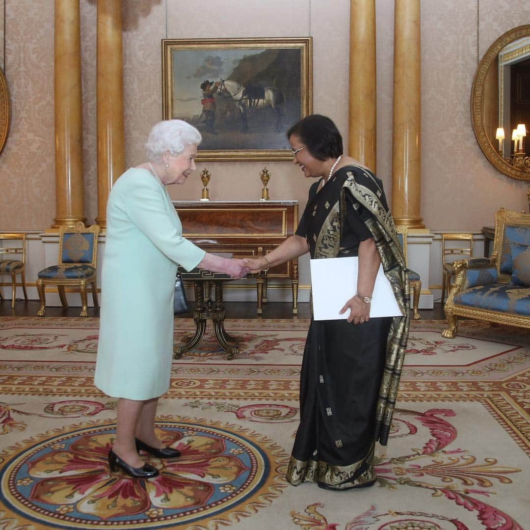 ロイヤル・ファミリーさんのインスタグラム写真 - (ロイヤル・ファミリーInstagram)「Today, The Queen held Audiences with Her Excellency Mrs. Ruchi Ghanashyam, High Commissioner to the UK from India, and His Excellency Mr. Tarek Adel, Ambassador to the UK from Egypt.  Swipe right to see images from Her Majesty and The Duke of Edinburgh’s first State Visit to India in 1961.  #BuckinghamPalace #Audiences 📷 PA/ Royal Collection Trust © Her Majesty Queen Elizabeth II 2019」3月28日 0時43分 - theroyalfamily