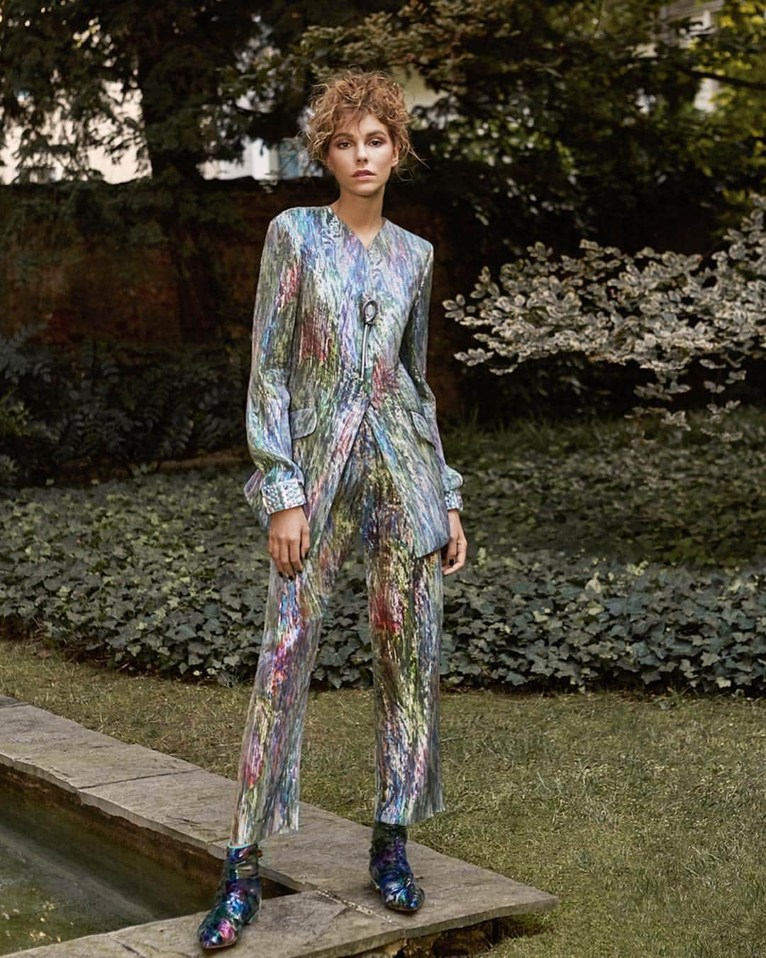 Armani Officialさんのインスタグラム写真 - (Armani OfficialInstagram)「Iridescent fabrics and watery patterns create a unique elegance in the #GiorgioArmani SS19 womenswear fashion show collection」3月28日 0時46分 - emporioarmani