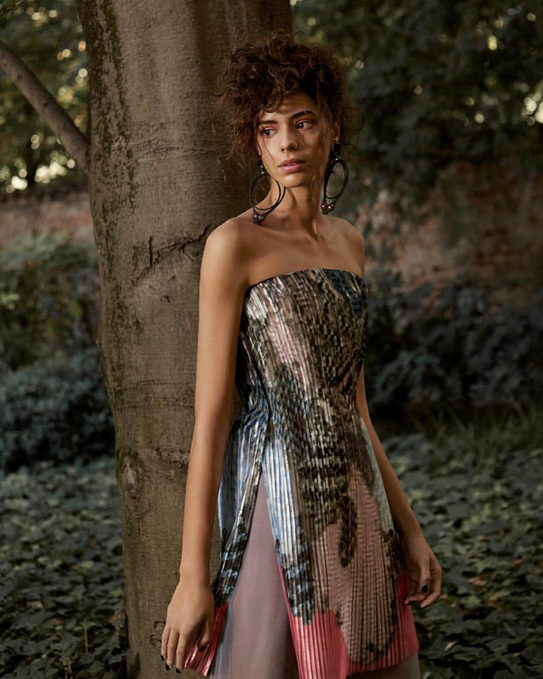 Armani Officialさんのインスタグラム写真 - (Armani OfficialInstagram)「Iridescent fabrics and watery patterns create a unique elegance in the #GiorgioArmani SS19 womenswear fashion show collection」3月28日 0時46分 - emporioarmani