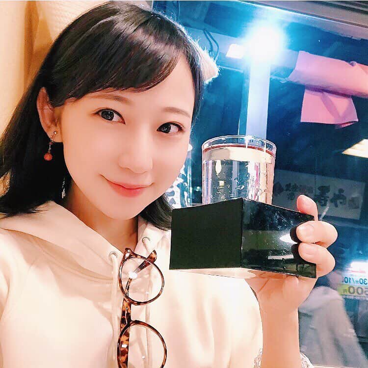 住吉史衣さんのインスタグラム写真 - (住吉史衣Instagram)「. . お仕事帰りにみおと💓 串焼きが好きなわたしたち🤗本日も安定の串焼き♪ お通しも串焼きも美味しいかったぁ〜🥰🥰 そして何より今回は“塩煮込み”“炙り鶏皮ポンズ”などの一品モノが美味しくて美味しくて🤤🤤💕ちょっと一杯のつもりがつい長居してしまいました❣️ 日本酒は“澤乃井”スッキリと旨味のある辛口。 おねえさんもすごく親切にしてくださって、居心地の良いお店でした♪ . . #代々木 #寿や #やきとん  #ふーみん食べ歩き #せんべろふーみん  #おつまみ #食べ歩き #せんべろ #女子飲み #晩酌  #一人飲み #一人酒 と見せかけて @shiraimio1117 😘💕 #酒場 #大衆居酒屋 #大衆酒場 #居酒屋 #澤乃井  #日本酒 #日本酒女子 #日本酒好き #ビール女子 #ビール好き  #オサケジョシ #グルメ #グルメ女子 #ポン酒タグラム  #instafood #gourmet #japanesesake #sakemake .」3月28日 0時55分 - fumie_0426