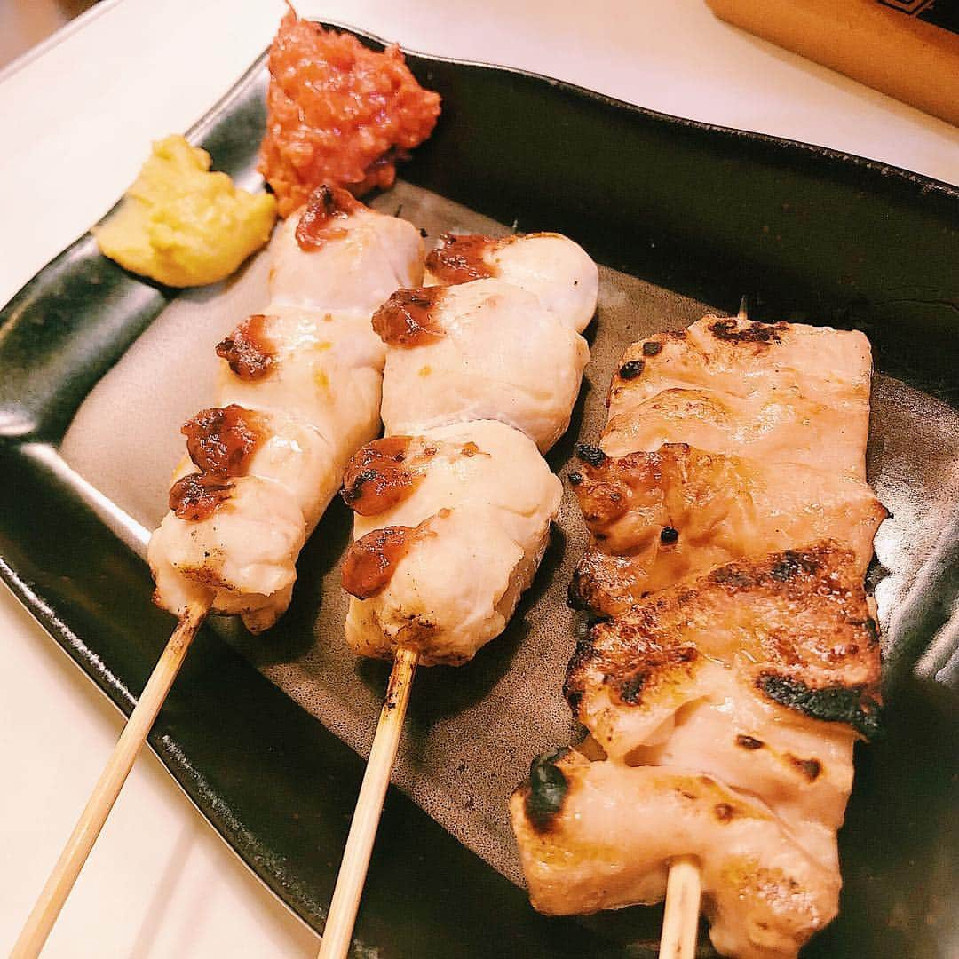 住吉史衣さんのインスタグラム写真 - (住吉史衣Instagram)「. . お仕事帰りにみおと💓 串焼きが好きなわたしたち🤗本日も安定の串焼き♪ お通しも串焼きも美味しいかったぁ〜🥰🥰 そして何より今回は“塩煮込み”“炙り鶏皮ポンズ”などの一品モノが美味しくて美味しくて🤤🤤💕ちょっと一杯のつもりがつい長居してしまいました❣️ 日本酒は“澤乃井”スッキリと旨味のある辛口。 おねえさんもすごく親切にしてくださって、居心地の良いお店でした♪ . . #代々木 #寿や #やきとん  #ふーみん食べ歩き #せんべろふーみん  #おつまみ #食べ歩き #せんべろ #女子飲み #晩酌  #一人飲み #一人酒 と見せかけて @shiraimio1117 😘💕 #酒場 #大衆居酒屋 #大衆酒場 #居酒屋 #澤乃井  #日本酒 #日本酒女子 #日本酒好き #ビール女子 #ビール好き  #オサケジョシ #グルメ #グルメ女子 #ポン酒タグラム  #instafood #gourmet #japanesesake #sakemake .」3月28日 0時55分 - fumie_0426