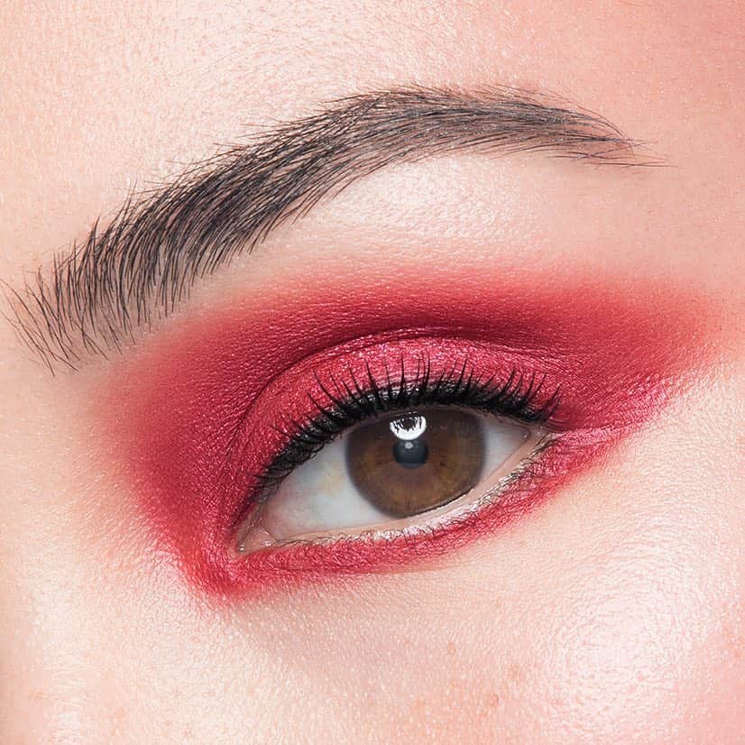 Maybelline New Yorkさんのインスタグラム写真 - (Maybelline New YorkInstagram)「Create this 🔥 eye look with the NEW #pumaxmaybelline matte + metallic eye duo stick in ‘goals - courage’, available now @feel22beauty in Lebanon! 🇱🇧」3月28日 0時53分 - maybelline