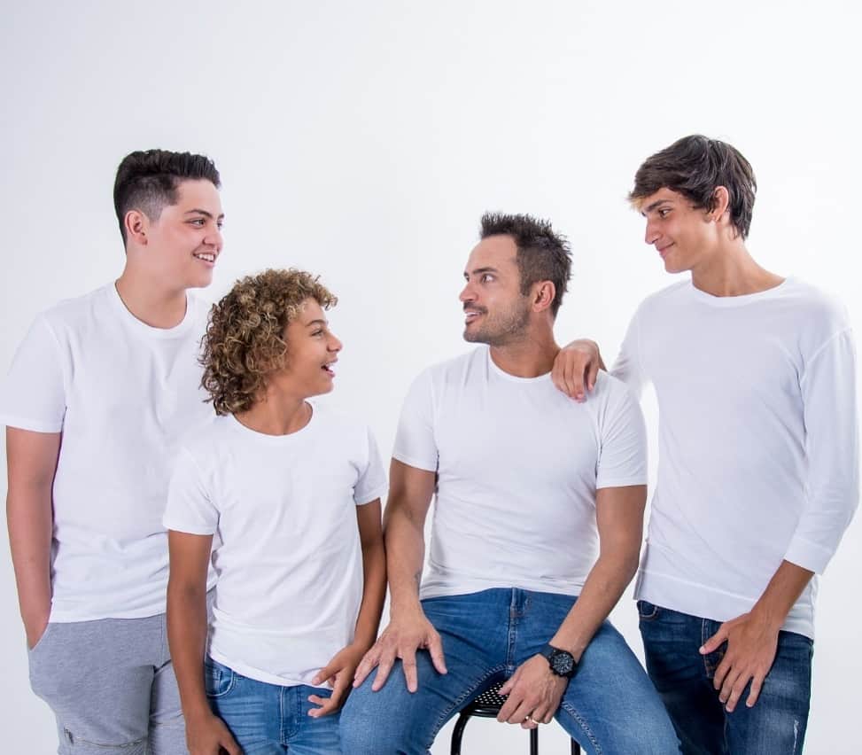 アレッサンドロ・ローザ・ヴィエイラのインスタグラム：「Sempre momentos especiais com vocês! Foto linda com meus filhotes @enzo12mendes @luigi12mendes e meu enteado @enzofariafontaoo !Faltou o @kaka12.tt que no dia estava no #basket ! Foto @danilomcamargo」