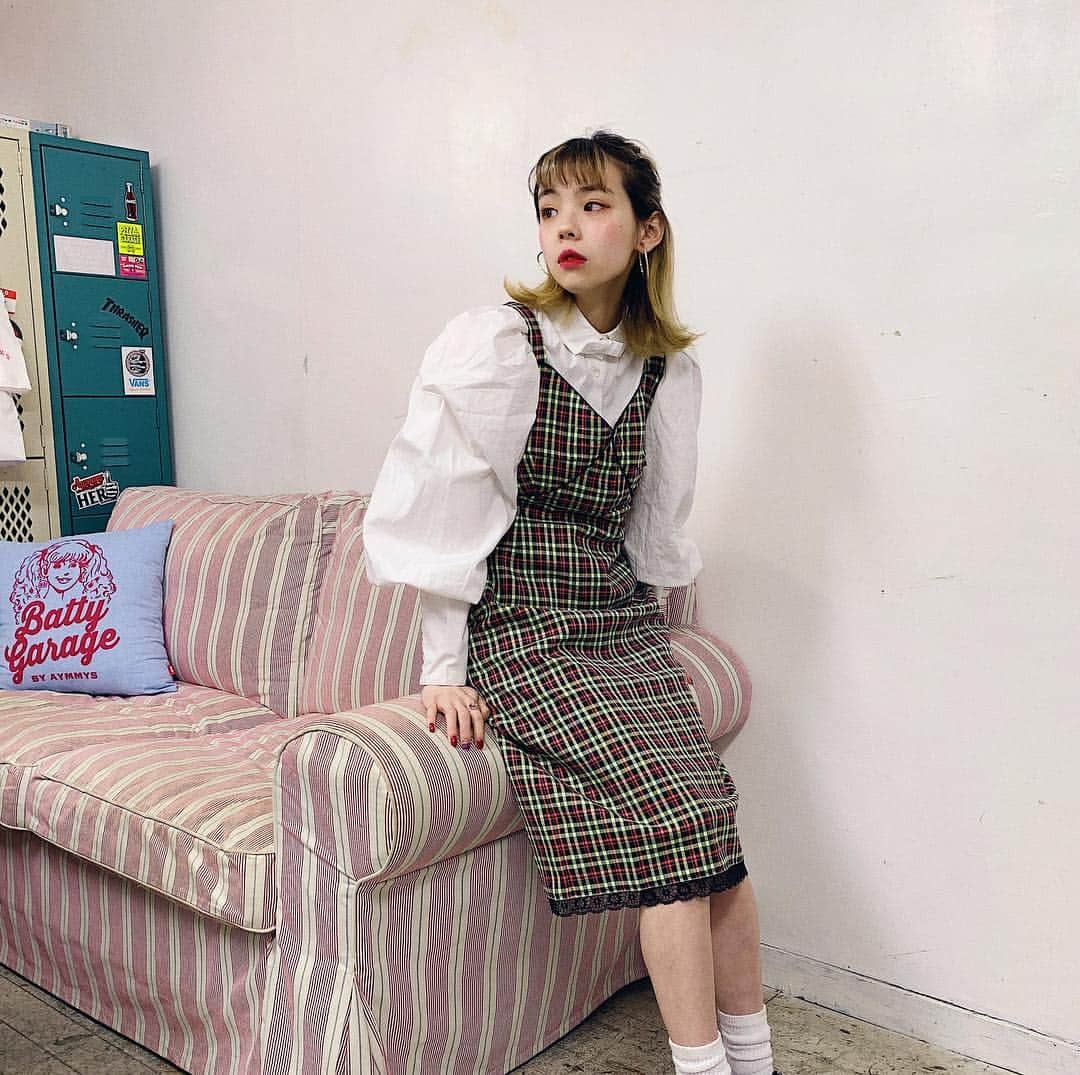 のインスタグラム：「(本当にごめんなさい！コメント頂いていたのに色味が気になりすぎて消してしまいました………もしよければお返事しますのでまたコメントしてくださいね😭) このワンピースすーごいすーごいお気に入り。 先行予約受付てます。 チェックが珍しい配色なんです。。💖 近くでお見せしたい。 @akane_madder2 ちゃんが作ってる @madder_madder のシャツもかわいい。 きょうはあかねちゃんと映画の試写を観てきたんだー。また更新するね。 #aymmy #maddermadder  #ayumi_outfit」
