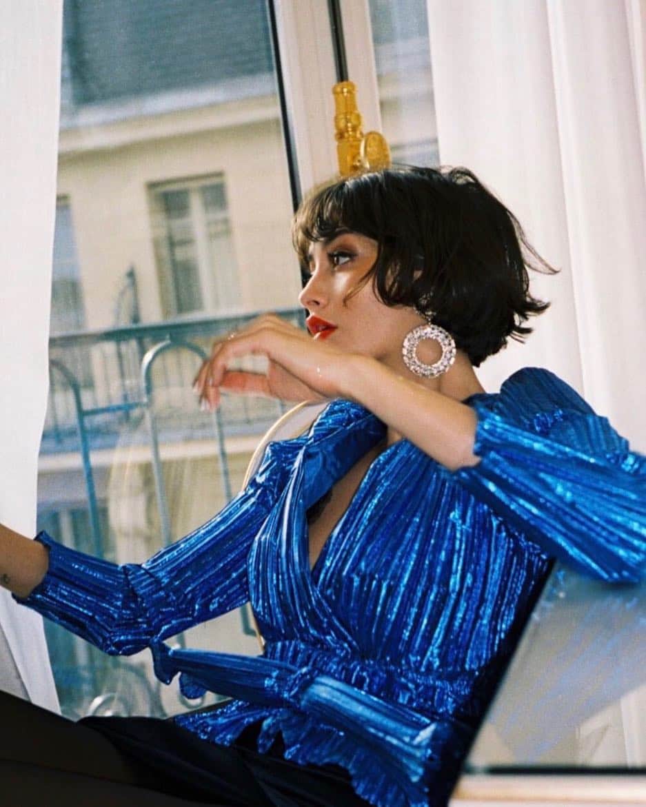 のインスタグラム：「Uber’s here...be down in 5 💋 @taylorlashae in the Bowie and Bellflower earrings • Tap to shop #dannijogirls」