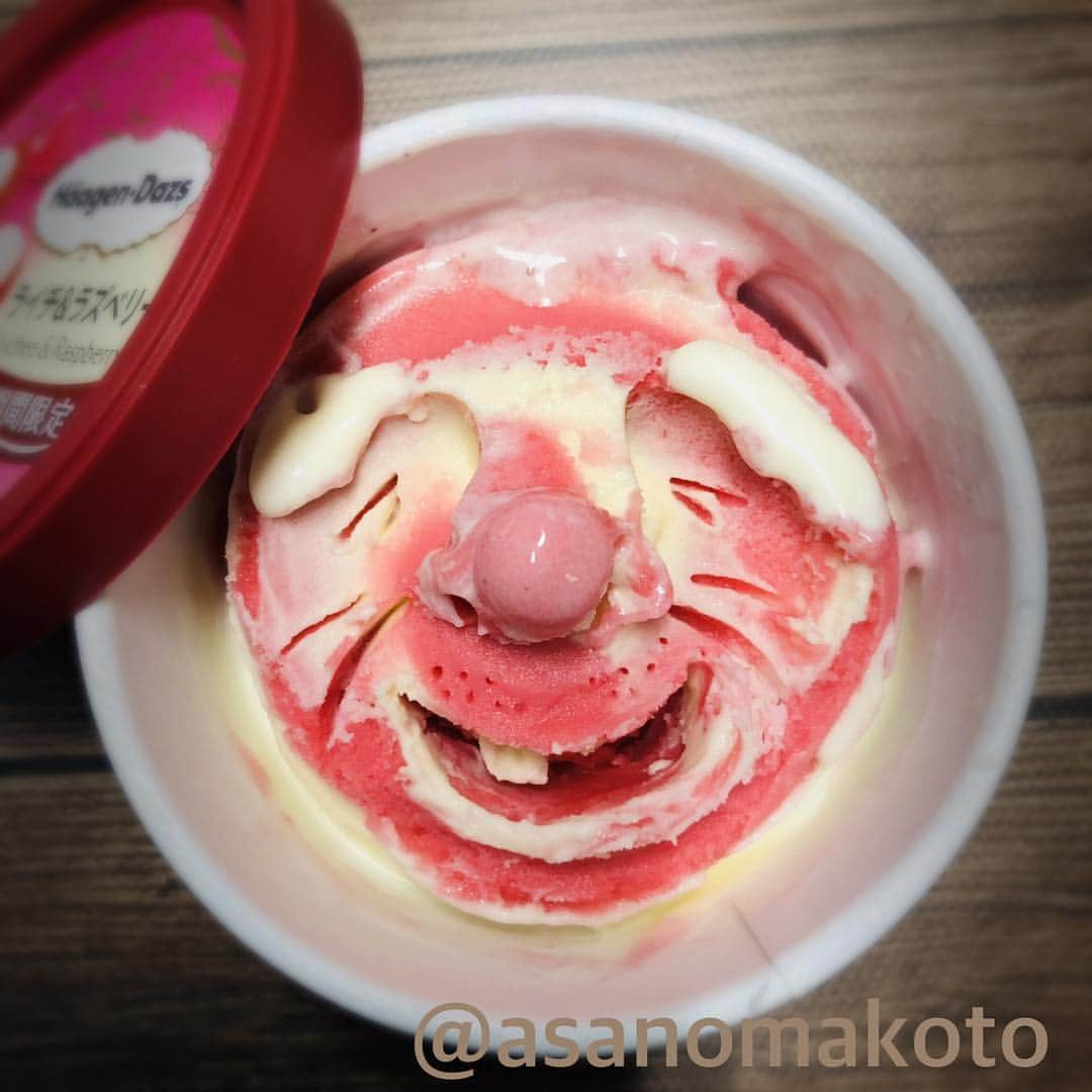 asanomakotoさんのインスタグラム写真 - (asanomakotoInstagram)「Was there something good?✨😁🍨 １つ前のを食べながら、、、 お酒たくさん飲んだ人みたいになりました。。🍶 お花見シーズンですね🌸  #haagendazs #HäagenDazs #haagen_dazs  #love #お花見 #fashion #icecream #icecreams #iceart #smile #happy #instafun #ライチアンドラズベリー #instapop #instacool #instagood #instaice #instaicecream #instafollow #tokyo #tbt #ハーゲンダッツ #アイスクリーム #カップアイス  #instafood #photooftheday #webstagram  #japonais #cute #beautiful」3月28日 0時57分 - asanomakoto