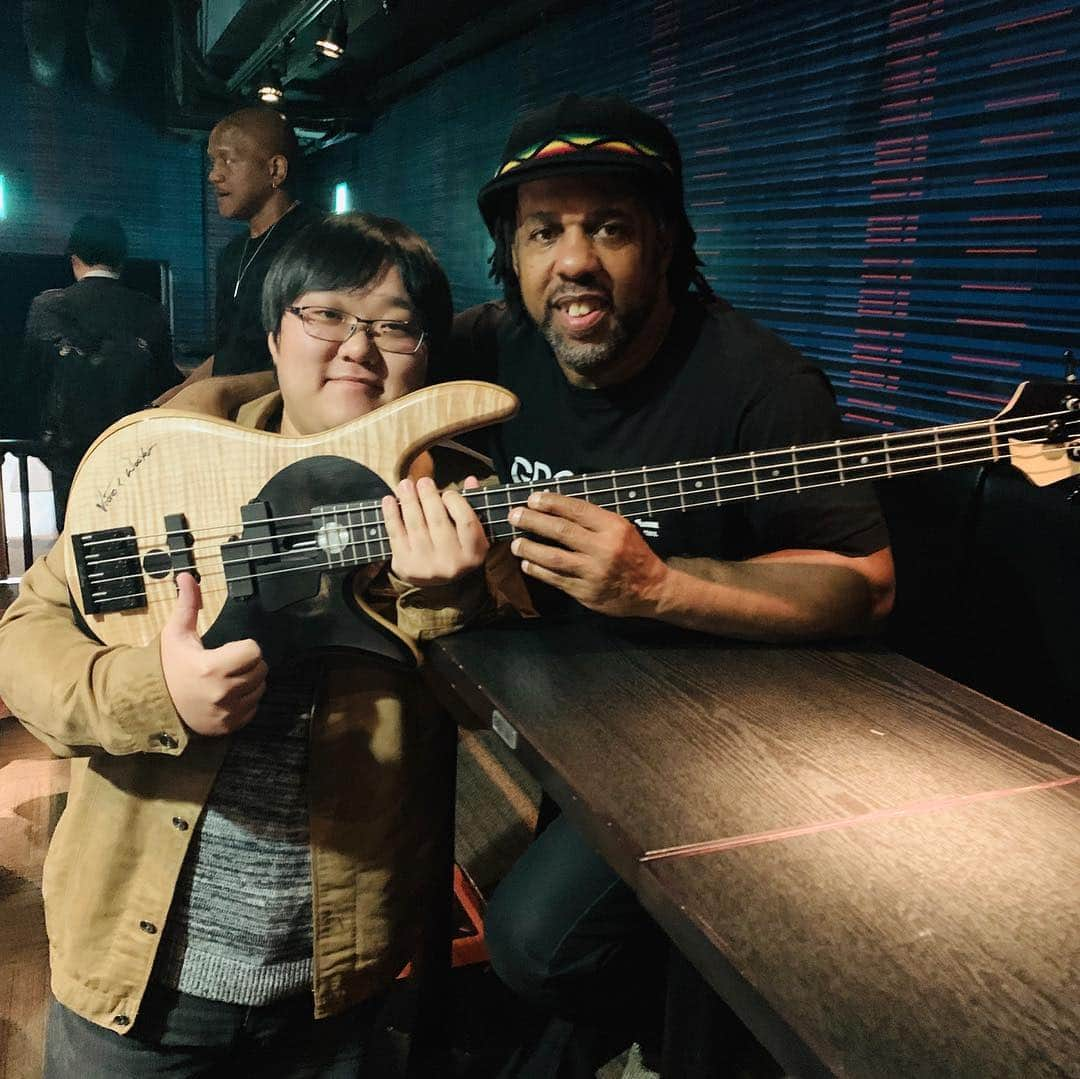 ヴィクター・ウッテンさんのインスタグラム写真 - (ヴィクター・ウッテンInstagram)「Signing Foderas in Osaka. #Fodera #billboardlive #billboardliveosaka #victorwooten」3月28日 0時59分 - victorwooten