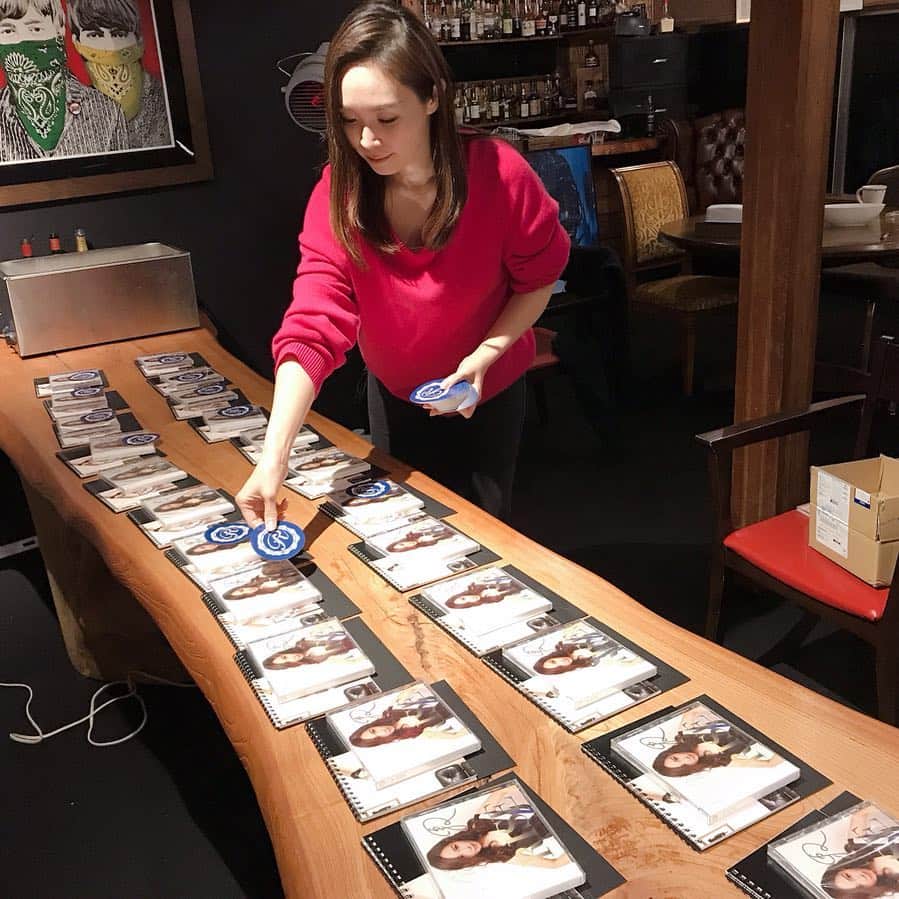 愛内里菜のインスタグラム：「クラウドファンディング﻿ 配送準備にとりかかっています！﻿ ﻿ 応援してくださったみなさまのお手元に届くのは﻿ 後少し😆❤️﻿ ﻿ ボイスメッセージを選んでくださったみなさま！﻿ こちらは4月1日から1週目までの間に順次﻿ 送らせていただくことになります😌﻿ ﻿ みなさまお待ちください😚﻿ ﻿ #マクアケ #クラウドファンディング #勇気﻿﻿ #特別な #新曲  #愛内里菜﻿﻿ #垣内りか #R﻿ #感謝でいっぱい #いよいよ﻿ #垣内倶楽部 #@kakiuchiclub」