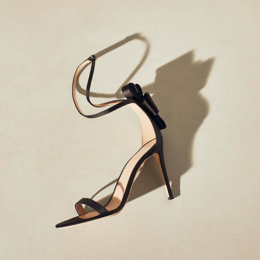 Giuseppe Zanotti Designさんのインスタグラム写真 - (Giuseppe Zanotti DesignInstagram)「A very pressing invitation. The ALINA BOW, this sculptural beauty is a present waiting to be unwrapped. #GiuseppeZanotti #GZSS19」3月28日 1時00分 - giuseppezanotti