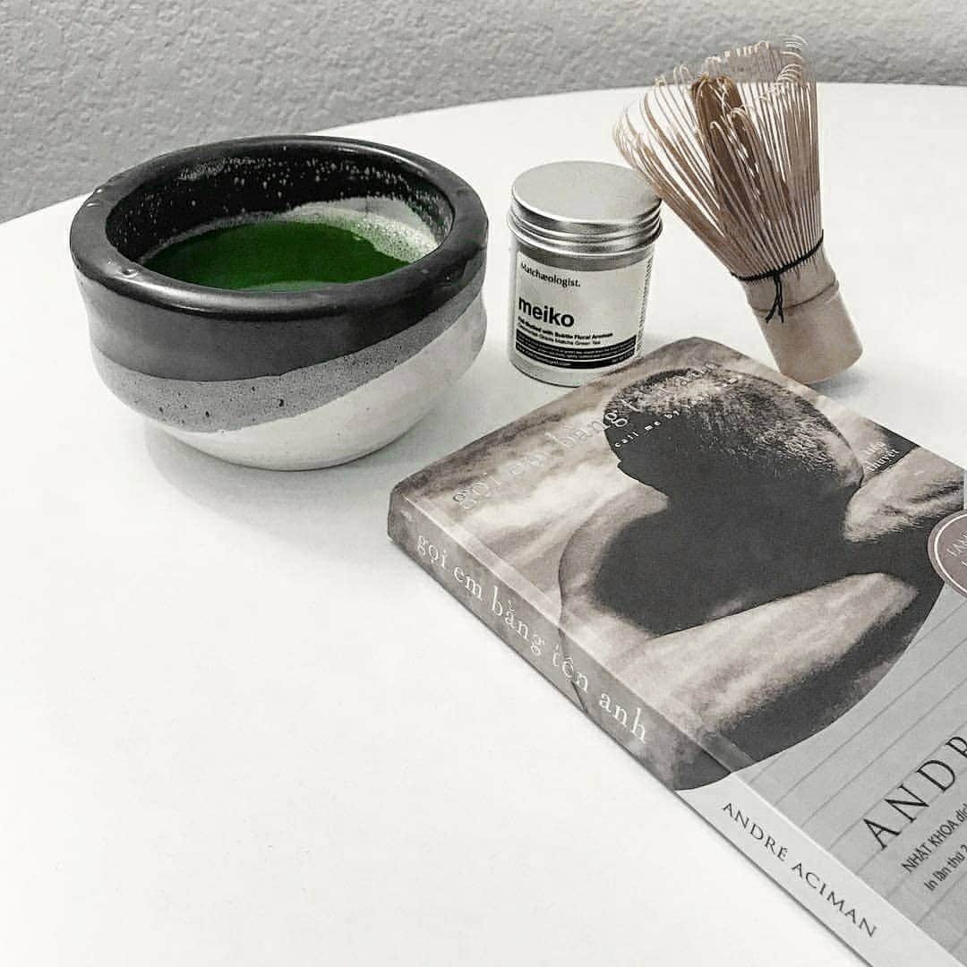 Matchæologist®さんのインスタグラム写真 - (Matchæologist®Instagram)「Who else feels like sitting down with a good book and sipping away on a nice cup of #Matcha? 🙏 It doesn’t get much more peaceful than that! 🍃 Thanks to 📷 @aboutabuoy for this beautiful capture 👌 . As matcha specialists, we are obsessed with the quality of our artisanal matcha. 🌱 Each batch of our tea is hand-picked from virgin leaves of shade-grown tea trees and undergoes a proprietary ‘artisan roasting’ process to express the flavour of each batch to its fullest potential, 🍃 resulting in each blend being characterised by its sweet umami flavour profile unrivalled by other industrially processed matcha on the market. . Treat your taste buds to the most delectable-tasting artisanal matcha 🍵 because you deserve only the best. . 👉Click the link in our bio @Matchaeologist ⠀⠀⠀⠀⠀⠀⠀⠀⠀ Matchæologist® #Matchaeologist Matchaeologist.com」3月28日 1時02分 - matchaeologist