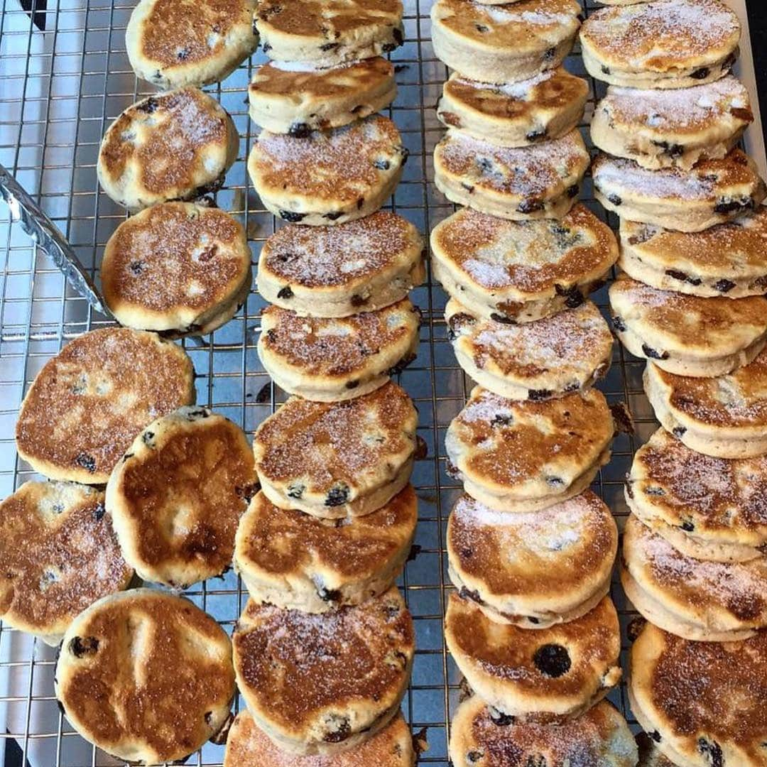 キャサリン・ゼタ・ジョーンズさんのインスタグラム写真 - (キャサリン・ゼタ・ジョーンズInstagram)「Making Welsh cakes. My favorite.」3月28日 1時03分 - catherinezetajones