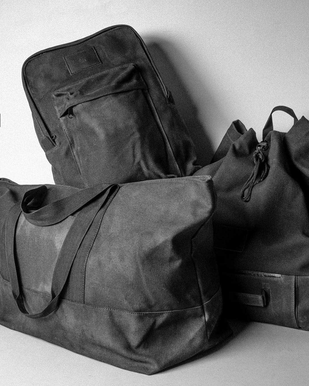 オーク ニューヨークのインスタグラム：「New in: Waxed Canvas OAK travel bags (Top: Dekalb Backpack, Left: Hancock Travel Tote, Right: Throop backpack) 👜🎒🧳✈️ 📸: @sharokh_mirzai」