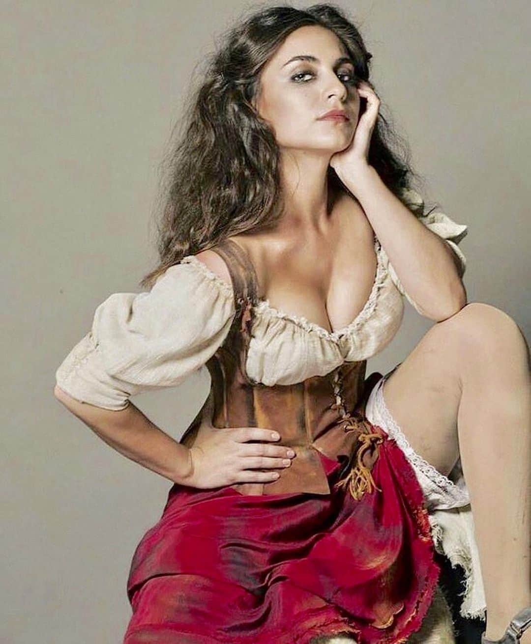 Ana Brenda Contrerasのインスタグラム：「Muchos de los momentos más felices de mi vida han sido sobre un escenario, gracias// I look back in time most of my happy memories in life were on stage, I’m grateful ❤️ 🎭 #DiaMundialDelTeatro #WorldTheatreDay ¿En que les gustaría que volviera el teatro?」