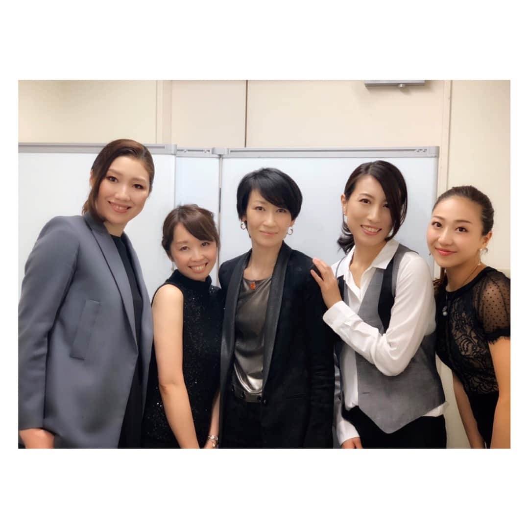 透水さらさのインスタグラム：「マグノリアホール、19時公演の写真✨﻿ ﻿ ﻿ 久しぶりに宝塚の曲をたくさん歌ったので曲をご紹介します❤️﻿ ﻿ ﻿ 🎶16時公演🎶﻿ ﻿ "エリザベート"より﻿ ・私だけに﻿ ﻿ ・夜のボート (ゆみさんとデュエット)﻿ ﻿ Queen﻿ ・Don't stop me now (all)﻿ ﻿ 初舞台コーナー！﻿ タカラヅカグローリー (all)﻿ Never say good bye (ゆみさんとデュエット)﻿ "エクスカリバー"より  未来へ (all)﻿ ﻿ "インフィニティー"より﻿ ・青い星の上で(all)﻿ ﻿ "Greatest Show Man"より﻿ ・From now on (all)﻿ ﻿ ﻿ ﻿ ﻿ ☆19時公演☆﻿ ﻿ 初舞台コーナー!﻿ Never say good bye (ゆみさんとデュエット)﻿ タカラヅカグローリー (all)﻿ ﻿ "若き日の唄は忘れじ"より﻿ ・恋の笹船 (ゆみさんとデュエット)﻿ ﻿ "モーツァルト！"より﻿ ・影を逃れて (all)﻿ ﻿ 森麻季 さん﻿ ・スタンドアローン (ソロ)﻿ ﻿ Queen﻿ ・Somebody to love (all)﻿ ・Don't stop me now (all)﻿ ﻿ ﻿ ﻿ 頑張りましたぁーー！！🤣﻿ ﻿ ゆかこさんもれーれさんも、セットリストを載せられてたのでわたくしめも、、、笑﻿ ﻿ 一曲ずつ思い返してみると本当に大切な曲達で、愛おしいです😭﻿ ﻿ Queenの曲なんかは、大変でしたが、歌ってるうちに、歌い終わるのがもうさみしくなってきて、終わった瞬間にもっと歌いたい！！と思いました😭﻿ それほど時間をかけて練習した曲達なので思い入れが強いコンサートになりました🙇‍♂️﻿ ﻿ これは私の歌った曲だけですが、実際は全部で40曲近くあります ʬʬʬ﻿ ﻿ なんて盛りだくさん！！﻿ ﻿ 幸せな時間でした💗﻿ ﻿ 本当にありがとうございました😊！﻿ ﻿ ﻿ 4月5日 19時から﻿ 代々木上原 musicasa﻿ では桃花ひな と共にゲストで出演します🙇‍♂️﻿ ﻿ 踊りもありますので是非いらしてください💗﻿ ﻿ #マグノリアホール#コンサート #未涼亜希 さん #香音有希 さん#朝風れい さん #ピアニスト 森さん #透水さらさ さすがに顔が疲れている 笑」
