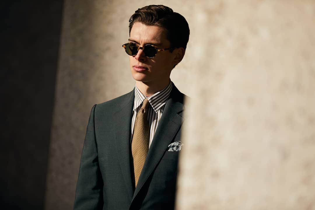 ギーブス&ホークスのインスタグラム：「@mathiaslefevre's “The City” series for Gieves & Hawkes. Get earthy this summer in this classic-cut dark green suit, styled here by Mathias with our seasonal Bengal striped linen shirt.#ageofexploration #gievesandhawkes #ss19 #mathiaslefevre  Photography @nicktydeman」