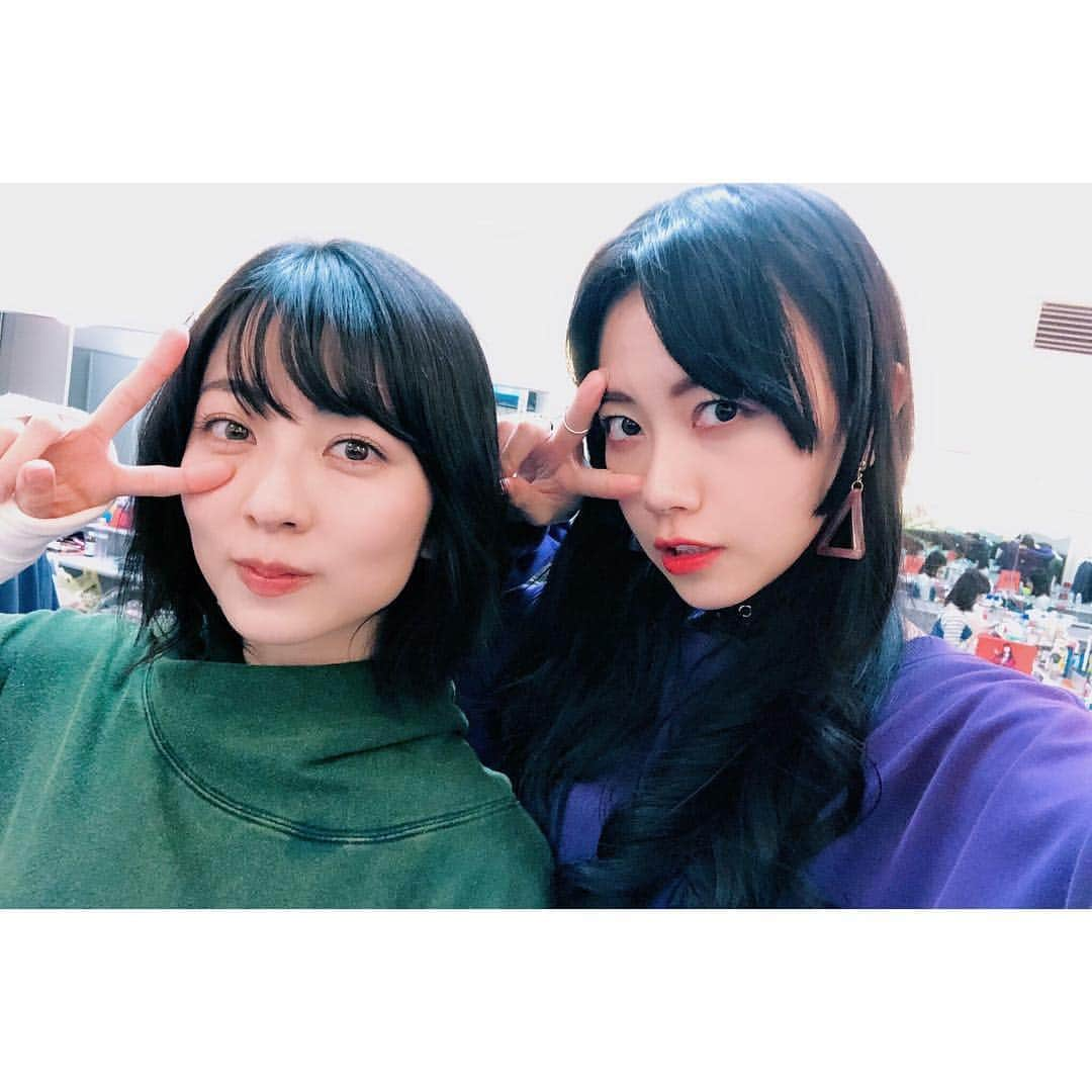 小島梨里杏さんのインスタグラム写真 - (小島梨里杏Instagram)「舞台 #ひびのばら 初日ありがとうございました。沢山のお客様と、みんなとあの時間を共有できて幸せでした。が、まだまだ。これから。ひとつひとつ確かに。もっと。どの瞬間も見落とさないで、深く落ちていこう。明日は19:00〜待ってます☺︎ . 皆さまどう感じたかなぁ、ほんと観る人によって、今まで得てきたものによって、感じることが様々だと思う。よかったら教えてくださいね。🙇🏻‍♀️🌸 . 写真は姉妹。 姉→寿(わたし) 妹→歩(あかり)  あかりには妹としても、あかり本人としても救われてます。助けられている。優しいんだほんと。ひょいっと側にいてくれる子。  真逆な姉妹だけど、確かに繋がっている姉妹。」3月28日 1時14分 - r_riria