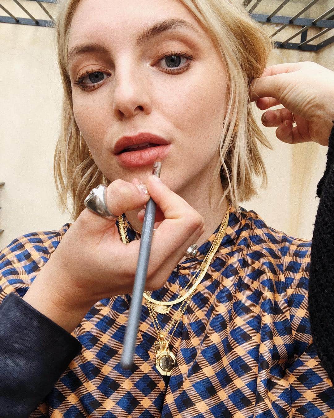 Estée Lalondeのインスタグラム：「Throwing it back to this Beyoncé moment in Seville with @daisy_jewellery 💅 Really happy you’re all loving the new pieces! Hump day treat? 😍#esteelalondeXdaisy 🌟」