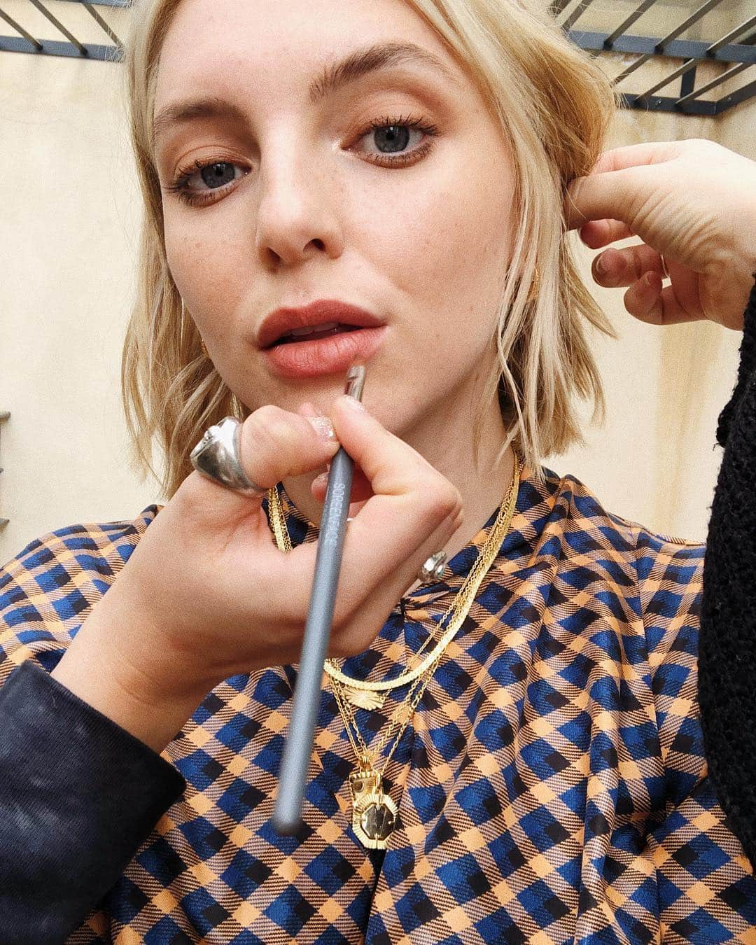 Estée Lalondeさんのインスタグラム写真 - (Estée LalondeInstagram)「Throwing it back to this Beyoncé moment in Seville with @daisy_jewellery 💅 Really happy you’re all loving the new pieces! Hump day treat? 😍#esteelalondeXdaisy 🌟」3月28日 1時14分 - esteelalonde