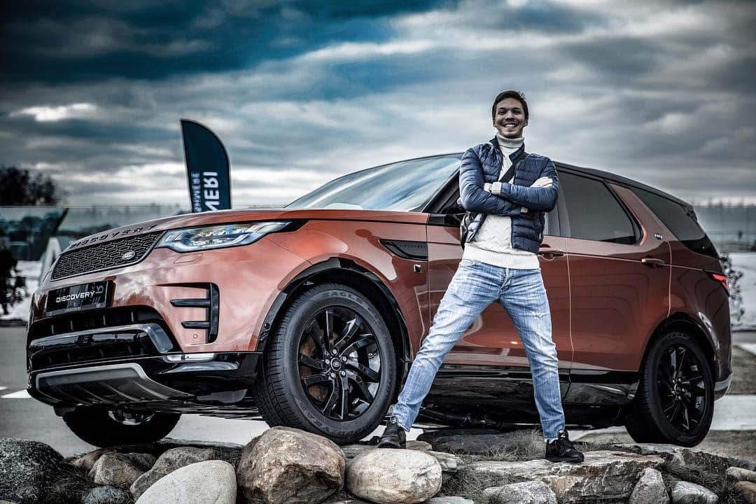 ドミトリー・ソロビエフさんのインスタグラム写真 - (ドミトリー・ソロビエフInstagram)「Хоть и на фото #LandRoverDiscovery катался я на другой машине. Никогда не думал, что именно #RangeRoverVogue назову очень крутым внедорожником, который адаптируется под любые погодные условия, комфортно преодолевает сложные препятствия и карабкается по 80-ти градусным склонам как профессиональный, опытный скалолаз😱 #ДмитрийСоловьев #ЛендРовер #РенджРовер #Ягуар #DmitrySolovyev #LandRover #RangeRover #Jaguar #FalconeriOfficial」3月28日 1時16分 - dmitry_solovyev