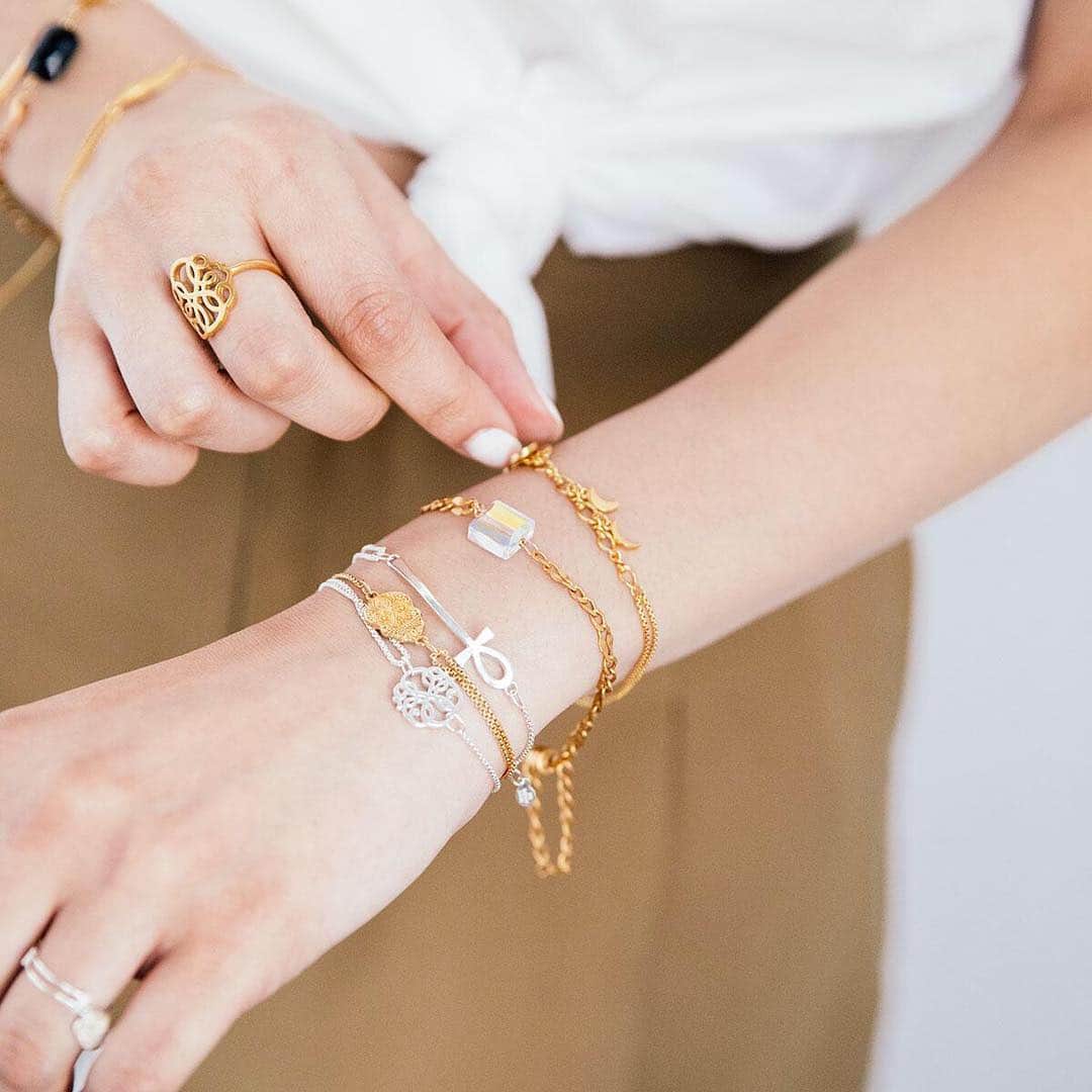 のインスタグラム：「Delicate pieces in precious metals that’ll keep up with your hustle. Every. Damn. Day. ✨ (tap to shop)」