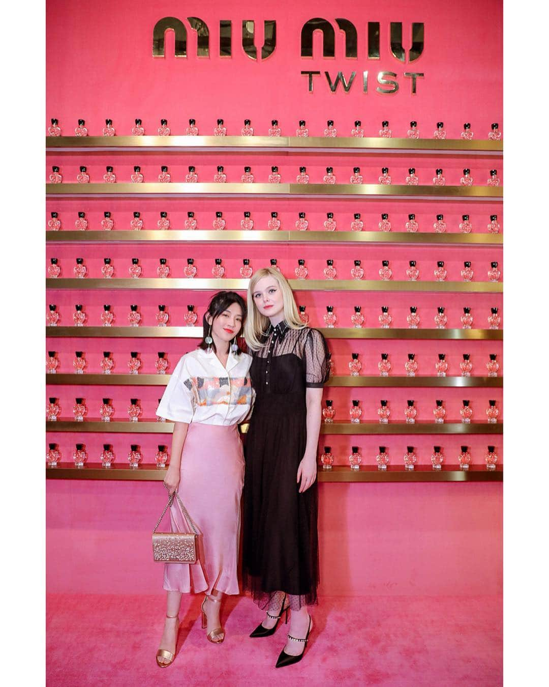 Miu Miuさんのインスタグラム写真 - (Miu MiuInstagram)「Our MIU-se, @ElleFanning and guests attending the premiere of our new fragrance in Shanghai! #MiuMiuTwist」3月28日 1時29分 - miumiu