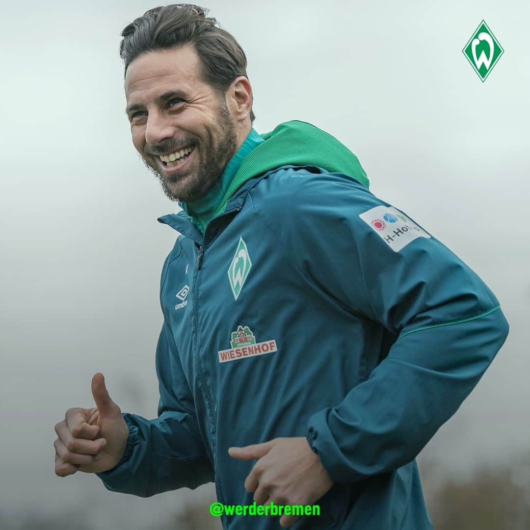 ヴェルダー・ブレーメンさんのインスタグラム写真 - (ヴェルダー・ブレーメンInstagram)「1️⃣ oder 2️⃣? 😏 _______ #werder #bremen #svw #Pizarro #Bundesliga #OOTD #Training #work #nordphoto」3月28日 1時29分 - werderbremen