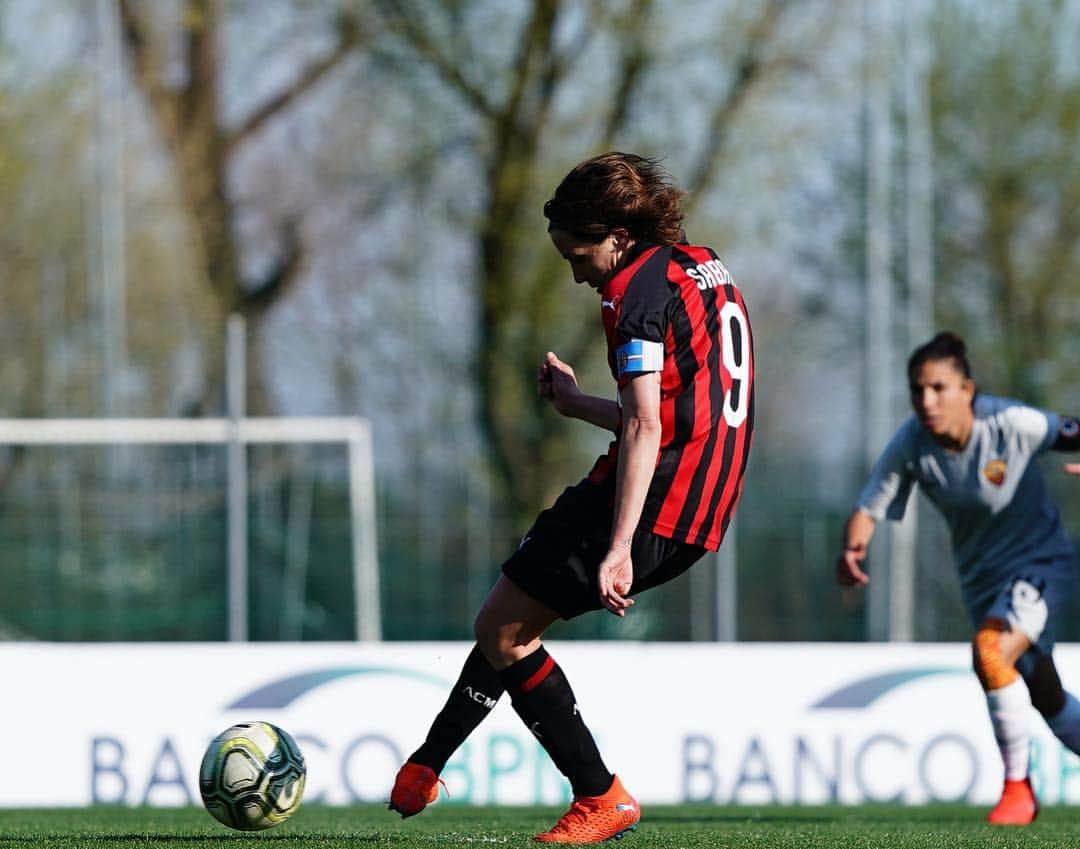 ACミランさんのインスタグラム写真 - (ACミランInstagram)「@valentinagiacinti ✌🏻 @manuela_giugliano ☝🏻 @daniela.sabatino9 ☝🏻 #ACMilan 4-1 Roma! 🔴⚫ Le rossonere battono la Roma 4-1! 🔴⚫ #SerieAFemminile #ForzaMilan」3月28日 1時34分 - acmilan