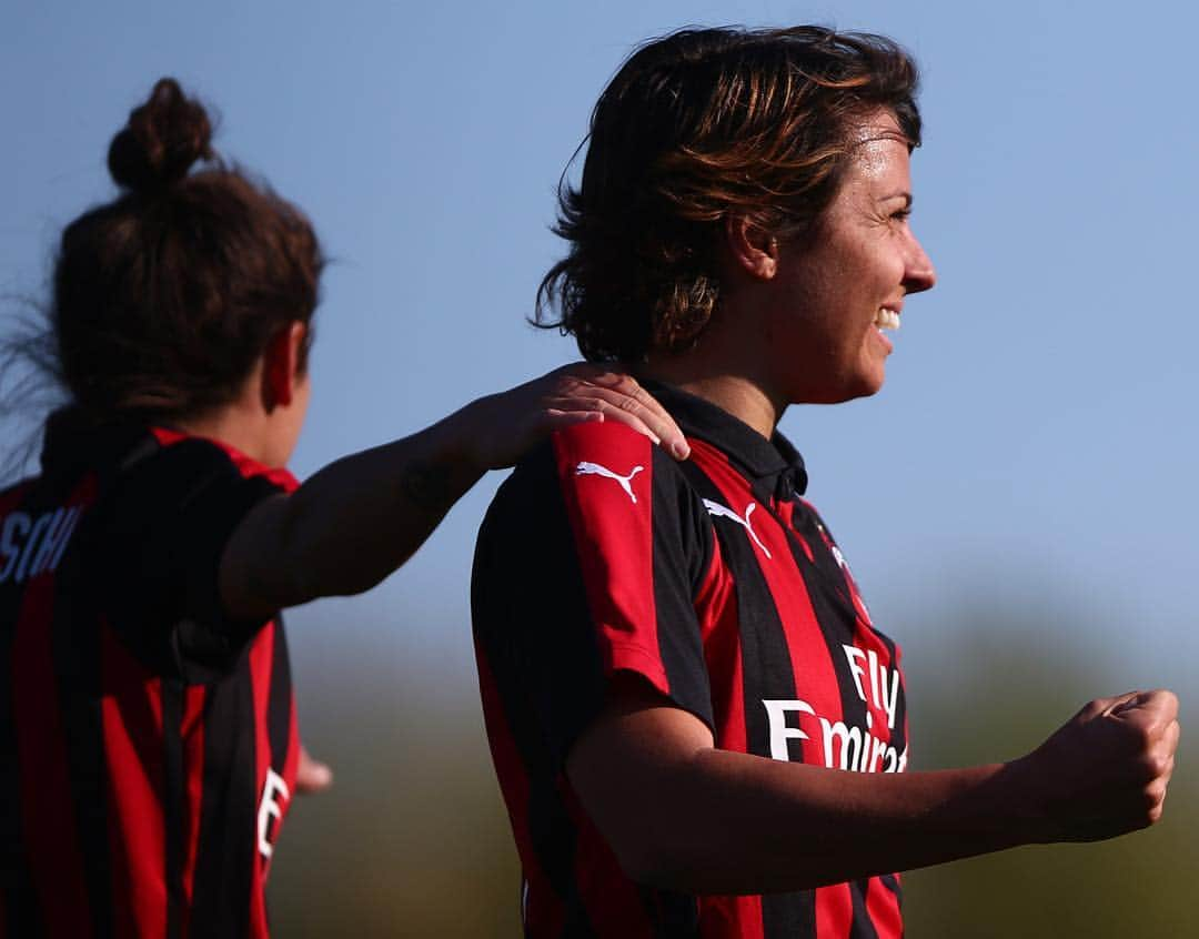 ACミランさんのインスタグラム写真 - (ACミランInstagram)「@valentinagiacinti ✌🏻 @manuela_giugliano ☝🏻 @daniela.sabatino9 ☝🏻 #ACMilan 4-1 Roma! 🔴⚫ Le rossonere battono la Roma 4-1! 🔴⚫ #SerieAFemminile #ForzaMilan」3月28日 1時34分 - acmilan