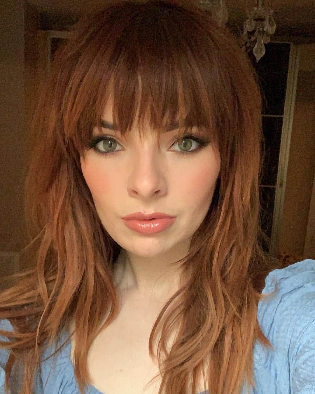 ジェーン・アルドリッジのインスタグラム：「Living in my body is a challenge. I live in a lot of pain due to chronic illnesses. That’s definitely something that doesn’t come across on Instagram. Over the years I’ve struggled a lot to stay happy, to be present, to cope with the pain I always feel. For years I beat myself up when I failed to my meet my own expectations. Sharing my life and my struggles with health as I sometimes do here, I often feel the pressure to “set an example” and show that chronic illness doesn’t hold me back, that I cope well with my illness and live a joyful life in spite of the pain. And I do live with so much joy, and I am really strong in dealing with my body and the pain. I’ve proud of the progress I’ve made coping with my illness. But that’s not always my story. This week I had a bad pain flare up that brought up a lot of grief, anger, and fear. These struggles can make me feel like I’m failing and falling apart. I’m starting to learn to give in to these feelings, and to embrace the falling apart as part of living a full life and being a whole person, because these hard and painful moments are just as much a part of living a full life as those moments of joy and strength. You have to give yourself permission to have a day where you feel sad, a day where don’t make progress, and feel the bad feelings and be present with them. Those are real parts of myself it’s fine to get in touch with, and I’m not “failing” by doing that. I know this not what I usually talk about on here, but I think social media can make people compare their inner lives to other people’s outter lives, so I just wanted to keep it real 💁‍♀️ life isn’t perfect and that’s okay.」