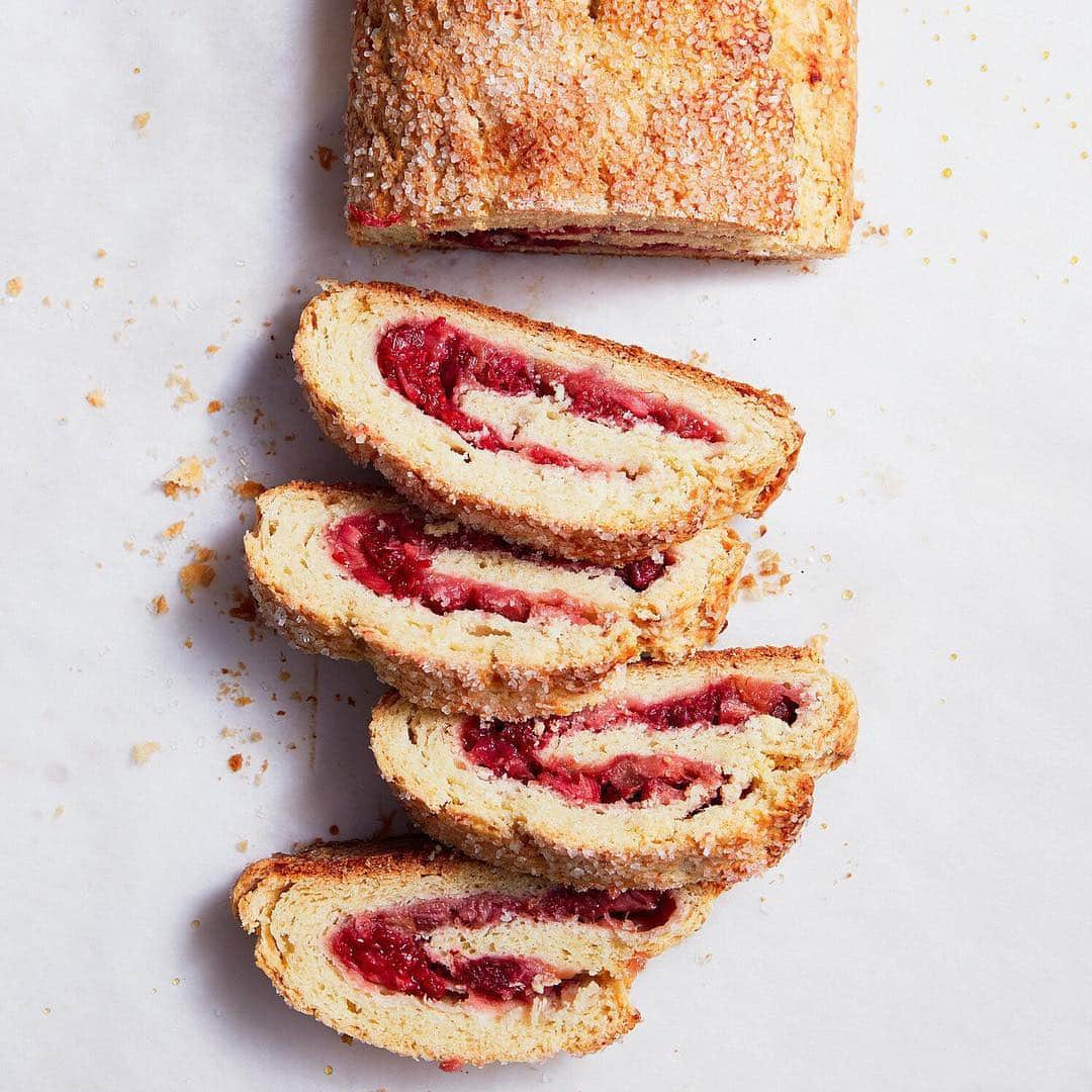 マーサ・スチュワートさんのインスタグラム写真 - (マーサ・スチュワートInstagram)「Our rhubarb-raspberry biscuit cake starts with a classic buttermilk-infused dough that is rolled into a rectangle, blanketed in gorgeous pink filling, and folded into thirds like a letter. ✨ Let’s just say when buttermilk biscuit dough gets the jelly roll treatment, the end result is lip-smacking perfection. 😋 Grab the full recipe featured in our April issue in the link in bio! 👆🏼📷: @yukisugiura.photo | recipe by: @shirabocar」3月28日 1時48分 - marthastewart