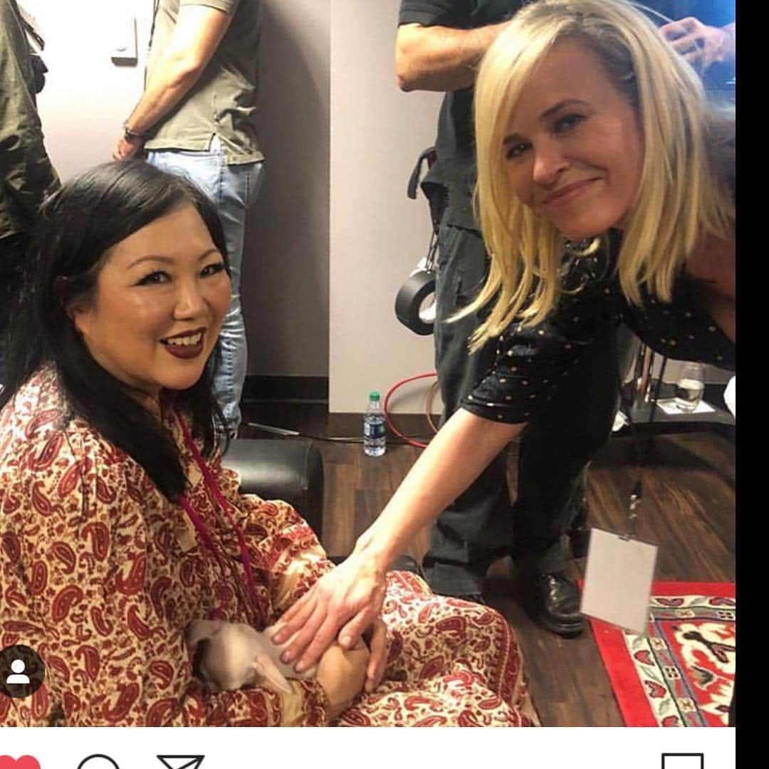 マーガレット・チョーさんのインスタグラム写真 - (マーガレット・チョーInstagram)「@chelseahandler loves Lucia too! She’s not just reaching into my crotch for nothing! #chelseahandler #rescuedog #dogsofinstagram 📷 by @sarahjmartin」3月28日 1時44分 - margaret_cho