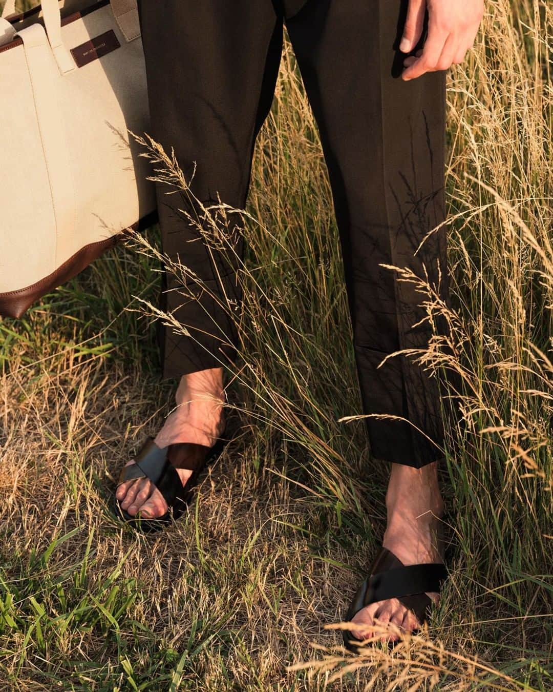 のインスタグラム：「Grounded in nature and necessity, the Grantley shopper tote is one of our go-to travel bags. Pair it with the Kavalo leather sandals for relaxed urban weekends and outdoor nature excursions. — #tote #totebag #fashion #sandalsformen #weekendgetaway」