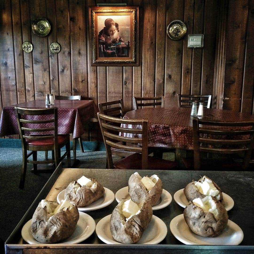 National Geographic Creativeさんのインスタグラム写真 - (National Geographic CreativeInstagram)「Photo by @dguttenfelder | A tray of buttered baked potatoes rest on a table inside a restaurant in Sugar Camp, Wisconsin. #Potatoes #Wisconsin」3月28日 1時46分 - natgeointhefield