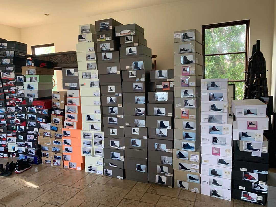 マーロン・ウェイアンズさんのインスタグラム写真 - (マーロン・ウェイアンズInstagram)「I been told i have a sneaker addiction... what do y’all think? naaaaah. Gonna drop a YouTube video talking about my love of sneakers 👟 swipe left to see some more of the collection ... now all this going to storage womp womp womp 😢」3月28日 1時53分 - marlonwayans