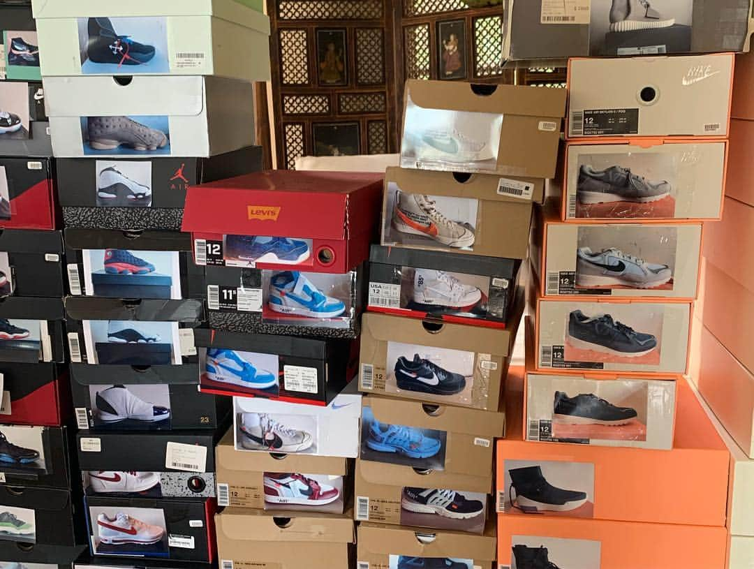 マーロン・ウェイアンズさんのインスタグラム写真 - (マーロン・ウェイアンズInstagram)「I been told i have a sneaker addiction... what do y’all think? naaaaah. Gonna drop a YouTube video talking about my love of sneakers 👟 swipe left to see some more of the collection ... now all this going to storage womp womp womp 😢」3月28日 1時53分 - marlonwayans