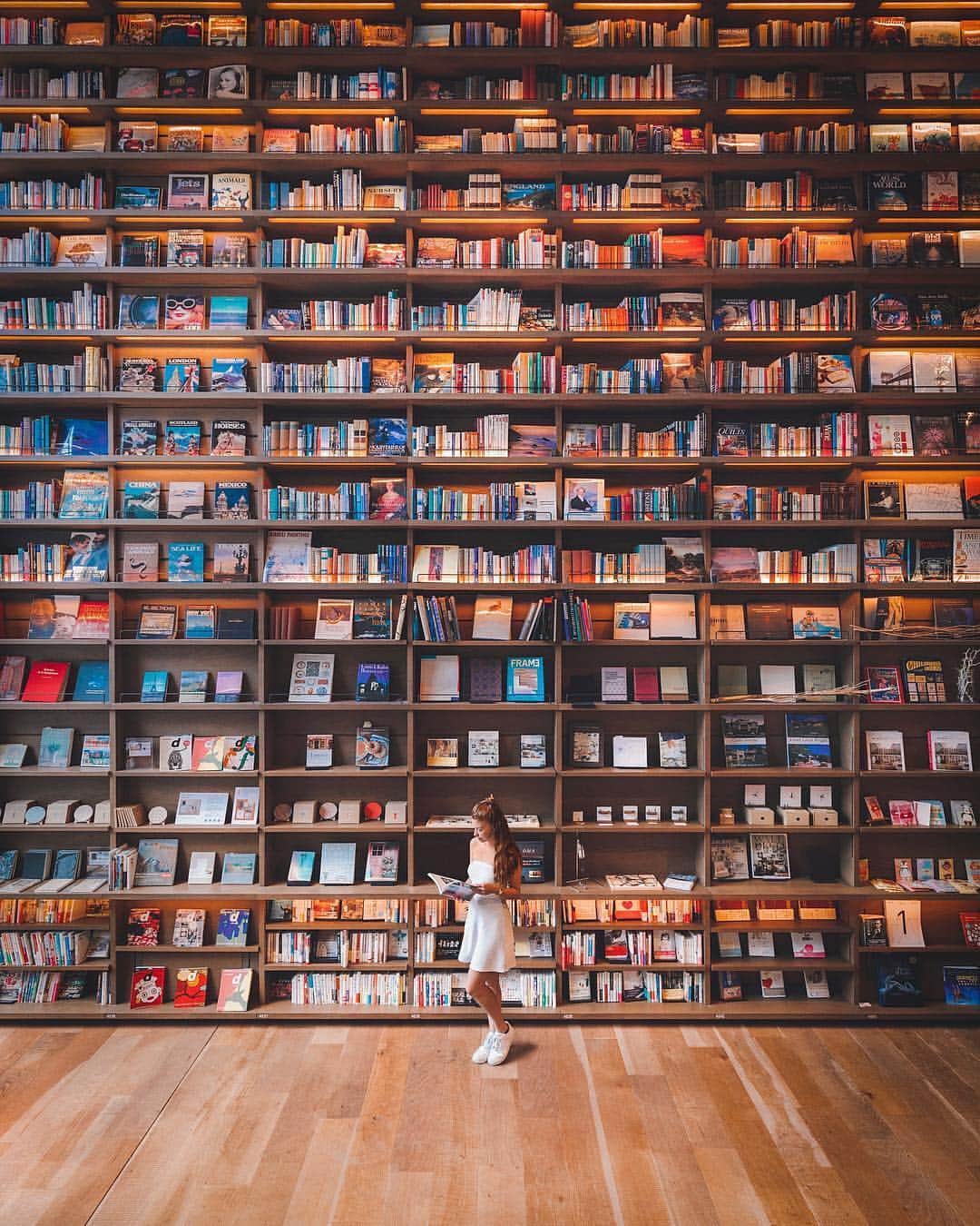 PicLab™ Sayingsさんのインスタグラム写真 - (PicLab™ SayingsInstagram)「How many books do you think are in this Japanese library? Tag a book worm! 📕 📸: @jordhammond」3月28日 2時06分 - paradise