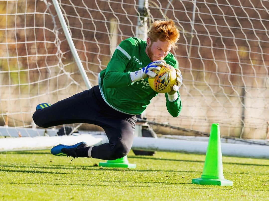 アダム・ボグダンさんのインスタグラム写真 - (アダム・ボグダンInstagram)「Getting that work in ⚽️ #hibernian #ggtth #edinburgh #hibernianfc #goalkeepertraining」3月28日 2時00分 - bogdanadamofficial