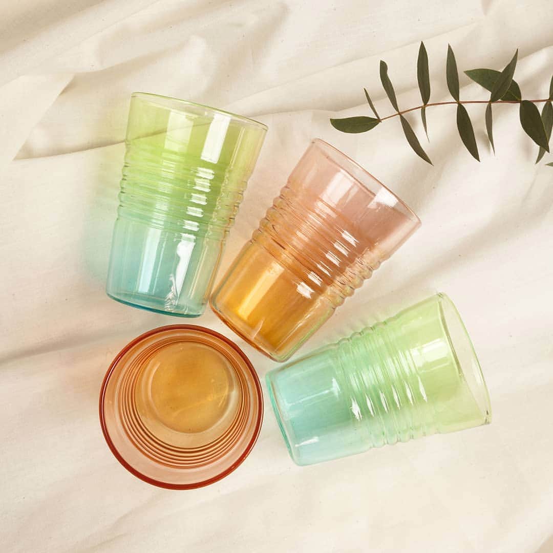 のインスタグラム：「NEW IN Le dégradé de couleurs qui sent bon l'été ☀️ Teintée dans la masse et soufflée à la bouche, notre collection Gradient est en verre borosilicate, un verre qui résiste particulièrement bien aux très hautes températures et aux chocs thermiques ! > Nouveautés disponibles sur Bensimon.com et dans nos Concept Stores 🇬🇧 NEW IN In love about this colors scale ☀️ Our Gradient collection is made of borosilicate glass, a glass that is particularly resistant to very high temperatures and thermal shocks! > Novelties available on Bensimon.com #bensimon #maisonbensimon #moisdeladeco #newin #new #deco」