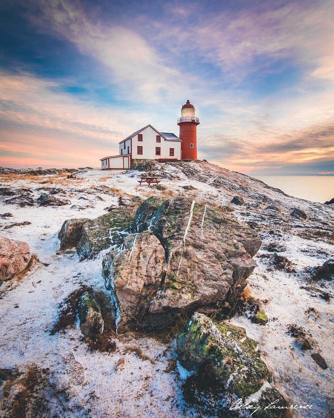 Explore Canadaさんのインスタグラム写真 - (Explore CanadaInstagram)「Postcard or real life? Find out for yourself on a visit to postcard perfect Ferryland, Newfoundland. This area of the province is known as the Irish heart of Newfoundland. Irish settlers arrived in the 18th century to work as fish merchants. Today the traditions, music, culture and even the accents continue to thrive here. #ExploreCanada . 📷: @chelseylawrencephotography 📍: @newfoundlandlabrador . Carte postale ou décor naturel? Constatez par vous-même en visitant la magnifique municipalité de Ferryland, à Terre-Neuve. Véritable « quartier irlandais » de la province, cette région a accueilli, au 18e siècle, des colons irlandais qui venaient y travailler comme marchands de poissons. Les traditions, la musique, la culture et même les accents continuent de résonner en ce lieu, encore aujourd’hui. #ExploreCanada . 📷 @chelseylawrencephotography 📍 @newfoundlandlabrador . #ExploreNL #EastCoast #AtlanticCanada」3月28日 2時07分 - explorecanada