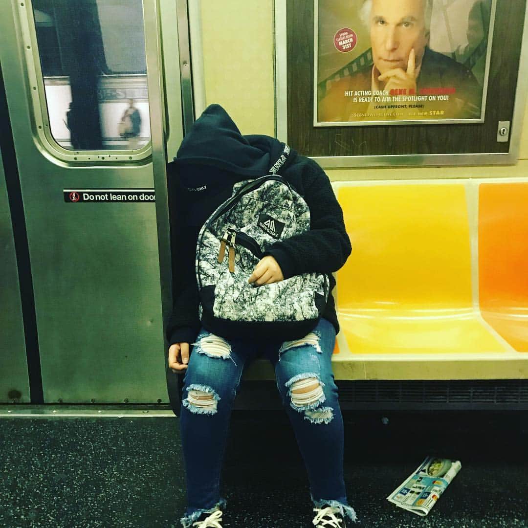 岸谷香さんのインスタグラム写真 - (岸谷香Instagram)「娘中学甥っ子高校卒業旅行で人生初のNY‼️予想通りの大興奮‼️😊1秒でも無駄にしたくない🤣と飛び回る2人。地下鉄で時差ボケにやられてる娘が、20代半ばで初めて来た時の自分とデジャブのように重なって、なんかキューンとしました💕何故か毎日ゴンチャに通う2人😅#岸谷香#NY#卒業旅行」3月28日 2時07分 - unlockthegirls