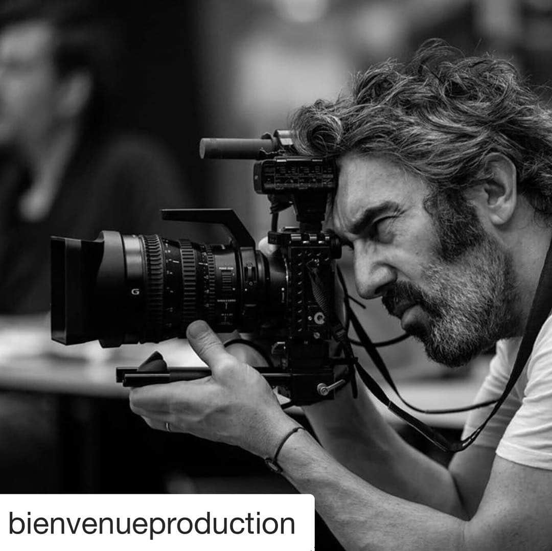 エマニュエル・ベアールのインスタグラム：「#Repost @bienvenueproduction #proudofourteam 👊🏻 ・・・ Tournage du documentaire « Nordey, Citoyen Théâtre », par Frédéric Chaudier. Devant la caméra, « Qui a tué mon père », un texte d’Edouard Louis, mis en scène et interprété par Stanislas Nordey. Photo : Jean-Louis Fernandez  Shooting of the documentary « Nordey, Citizen Theater », by Frederic Chaudier. In front of the camera « Who killed my father » a text by Edouard Louis, staged and played by Stanislas Nordey. Photo : Jean-Louis Fernandez  #stanislasnordey #edouardlouis #fredericchaudier #quiatuemonpere #nordeycitoyentheatre #bienvenueproduction #theatrenationaldestrasbourg #jeanlouisfernandez」