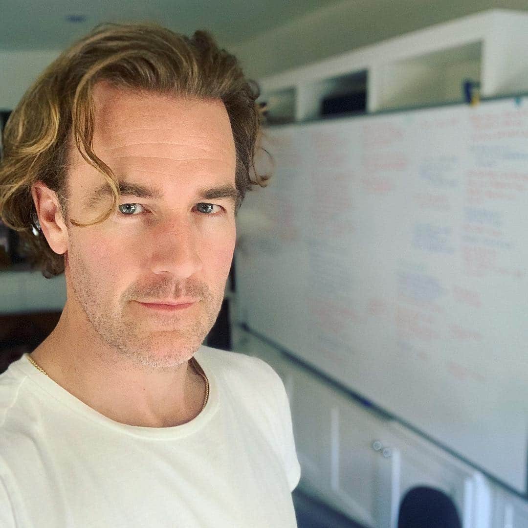 ジェームズ・ヴァン・ダー・ビークさんのインスタグラム写真 - (ジェームズ・ヴァン・ダー・ビークInstagram)「Pitch for my next project dialed in and mapped out neatly on the whiteboard... Maybe now I can find time to get a haircut.」3月28日 2時10分 - vanderjames