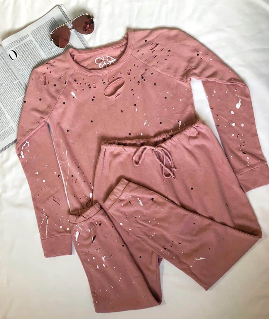 チェイサーのインスタグラム：「Who doesn't love a cute cozy set?! Today & tomorrow buy the top get the bottoms 40% off 🙌🏼 #chaserbrand」