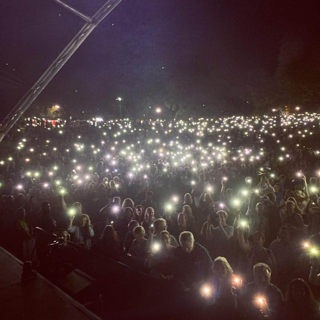 ブライアン・アダムスさんのインスタグラム写真 - (ブライアン・アダムスInstagram)「Magical Perth tonight. Thank you western australia 🇦🇺 💚 #bryanadamsshinealight #bunchofbryans」3月28日 2時25分 - bryanadams