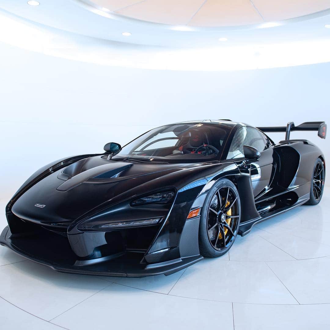 CarsWithoutLimitsさんのインスタグラム写真 - (CarsWithoutLimitsInstagram)「Here’s what 1 Million Dollar USD Looks Like. Onyx Black #Senna With Satin Carbon Fiber.  Special thanks goes out to @chrisgreengt3 @pfaffmclaren  Photos @theronlane  @shaw416 @indujan_ @paulsaini_  #carswithoutlimits #toronto #mclarensenna」3月28日 2時26分 - carswithoutlimits