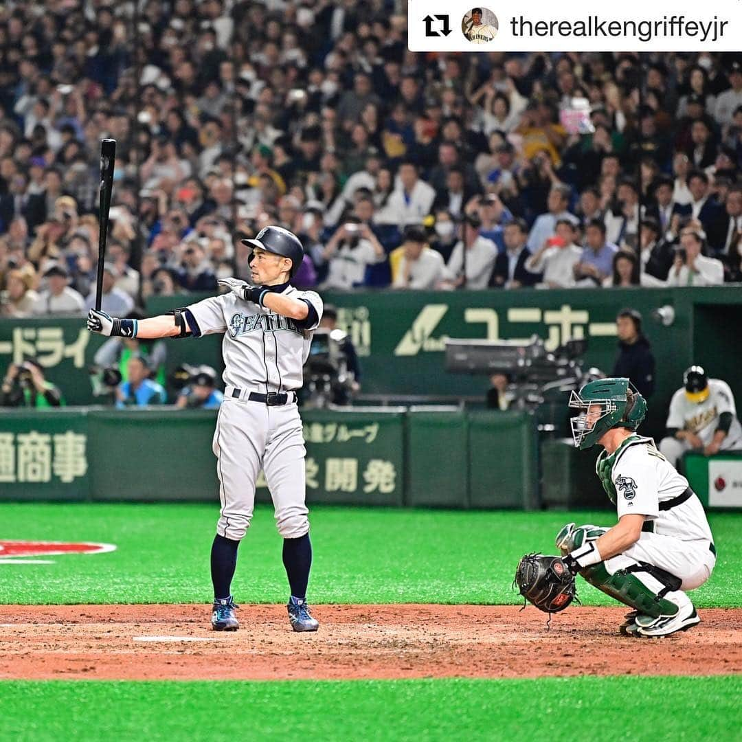 シアトル・マリナーズさんのインスタグラム写真 - (シアトル・マリナーズInstagram)「Quite the shot from @therealkengriffeyjr. 📸  His note: “#51 Ichiro Ichiro Ichiro. The send off that 30 thousand plus fans gave him in the Tokyo dome was unbelievable. Next stop Cooperstown.”」3月28日 2時28分 - mariners