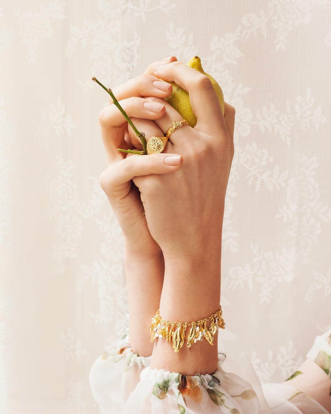 レネレイドさんのインスタグラム写真 - (レネレイドInstagram)「✨Silver plated jasmine flowers encounter magnetic bay leaves… Summer is already here, and so are the sunny jewels of Weekend in Taormina.  #Lesnereidesparis #Tropic #Costumejewellery #Frenchjewelry #Exoticjewelry #Rings #Necklaces #Bracelets #Earrings」3月28日 2時30分 - lesnereidesparis
